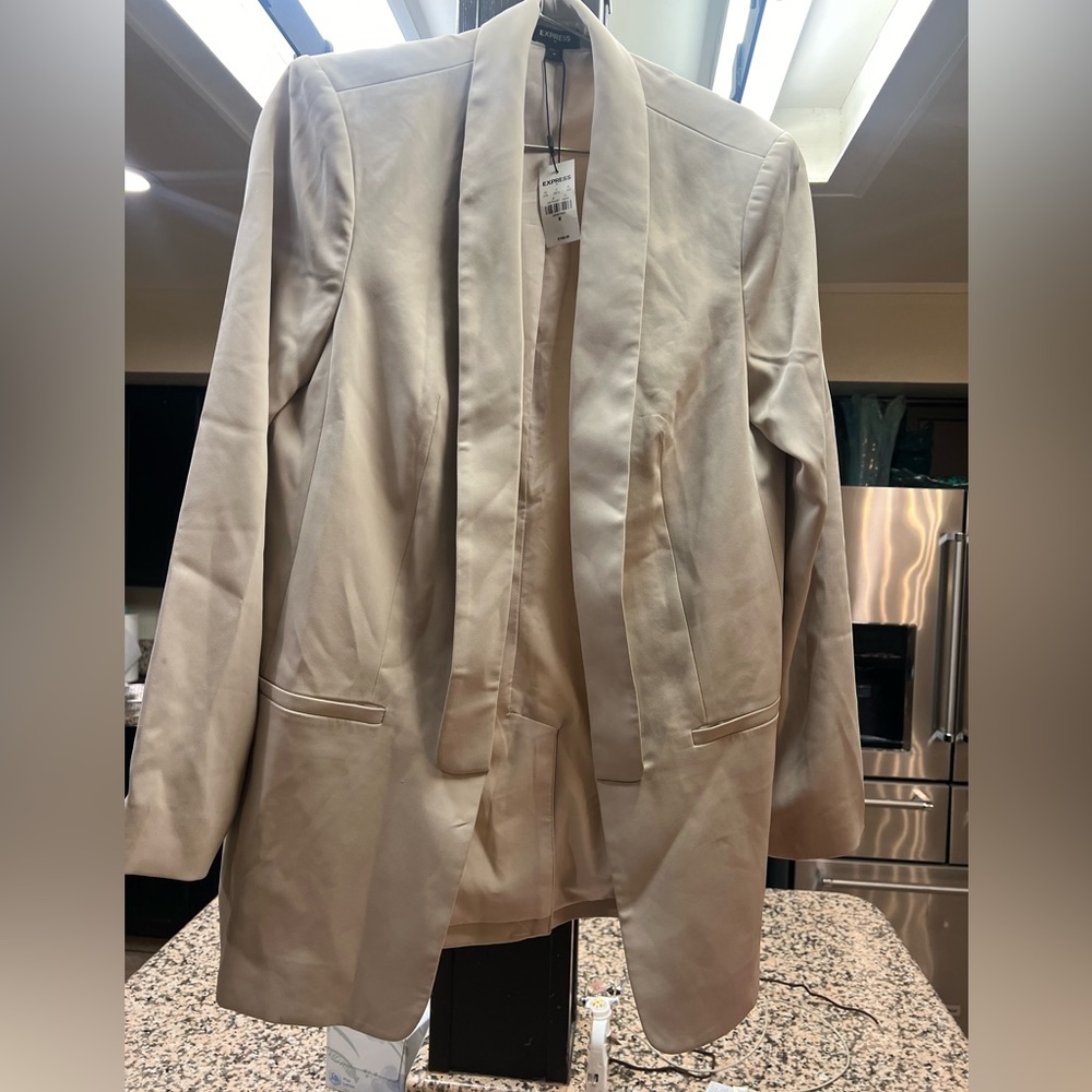 Express women’s size medium boyfriend fit blazer. New with tags. Beige.